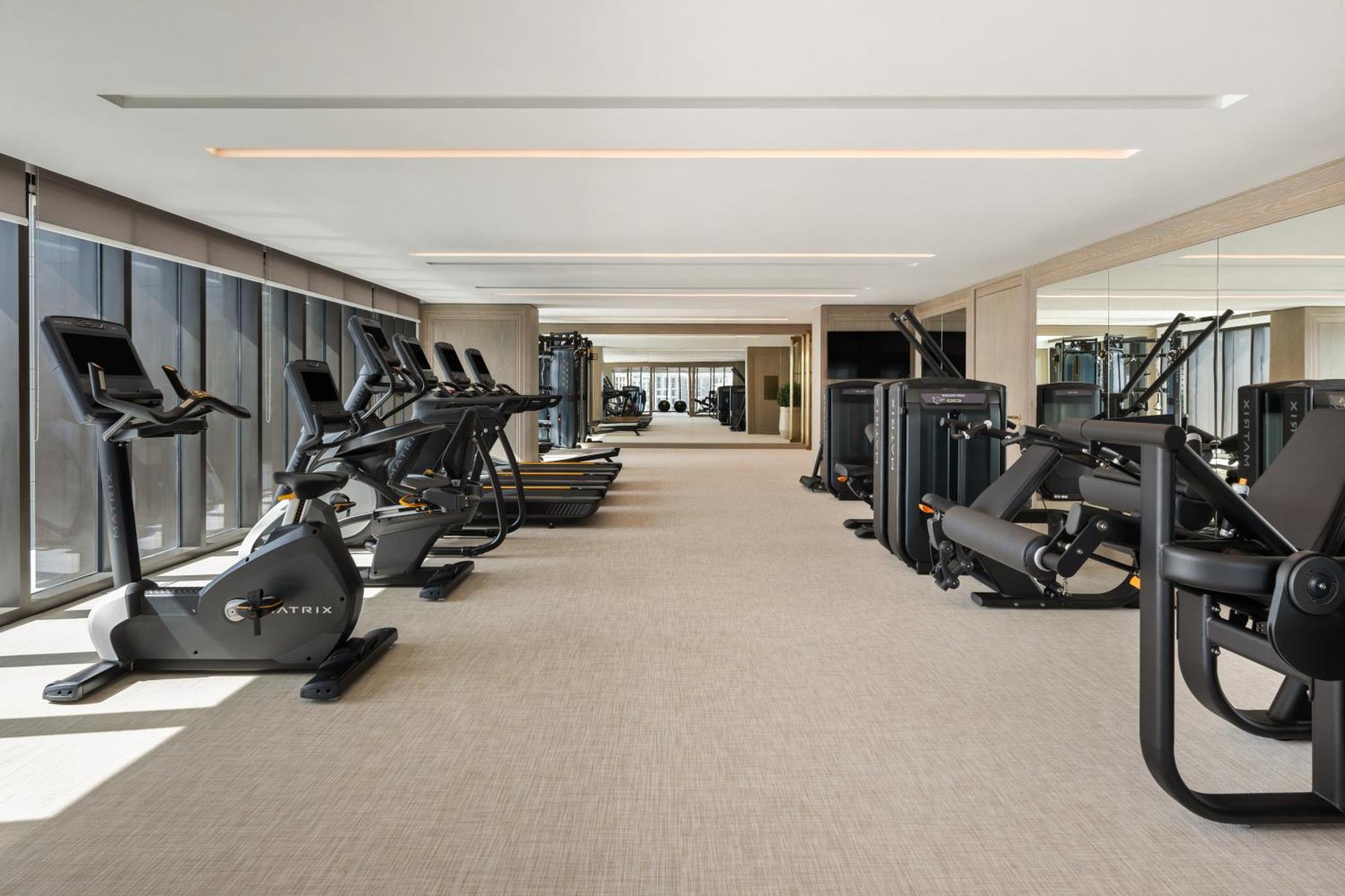 Palace Dubai Creek Harbour Exteriér fotografie The gym at the hotel