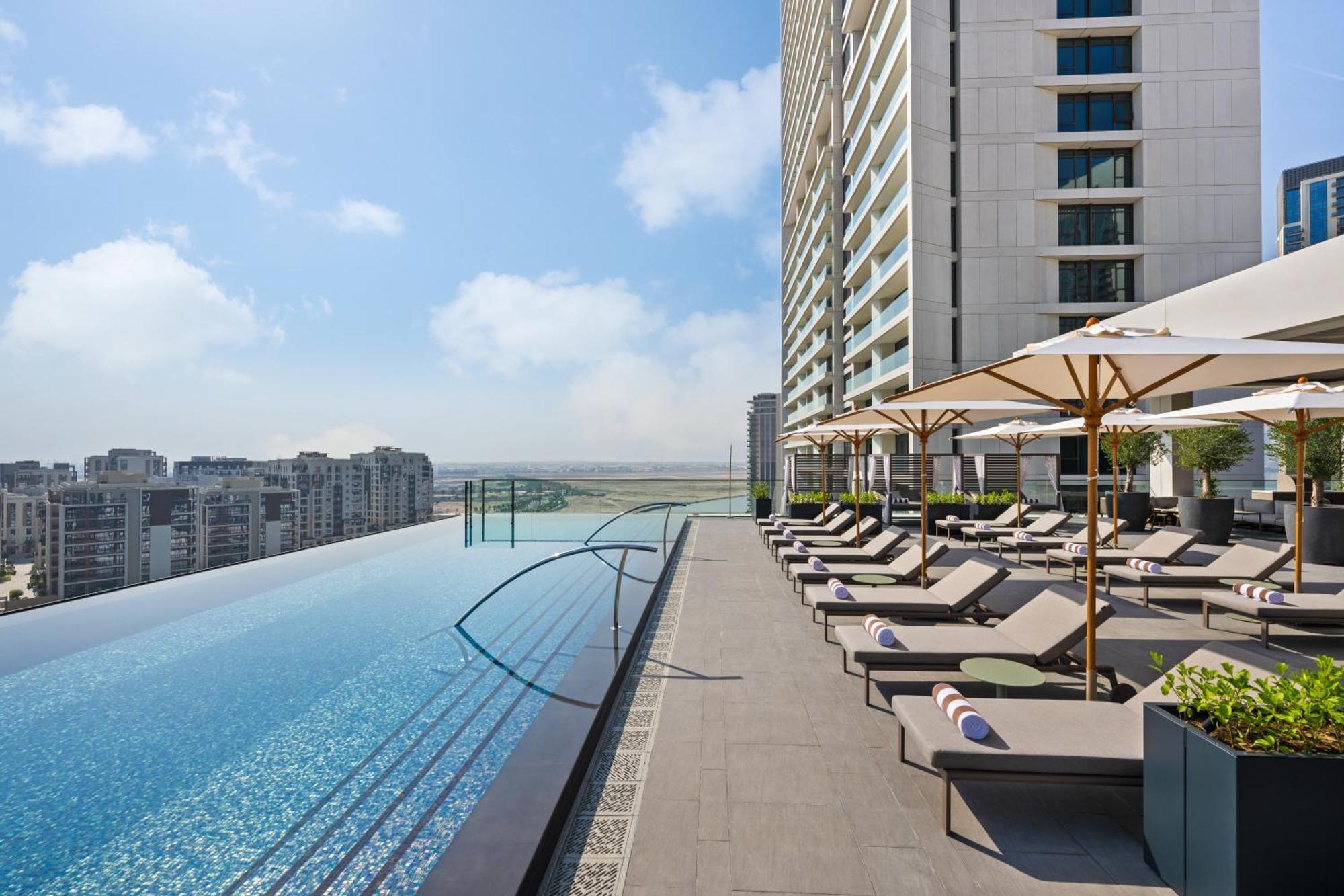 Palace Dubai Creek Harbour Exteriér fotografie The swimming pool at the hotel